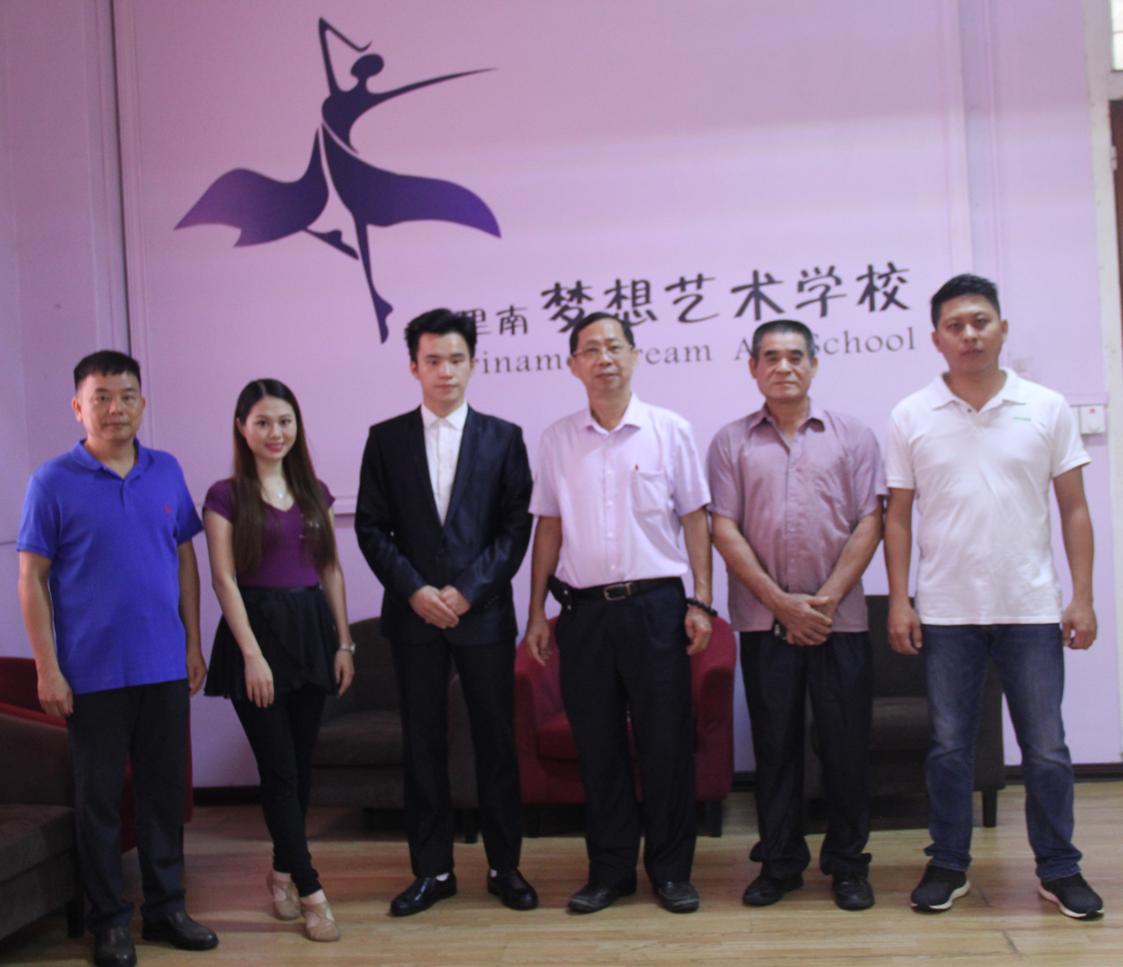 左起:莫日强先生,林敏副校长,韦振宇执行董事长,李学雄会长,陈文通