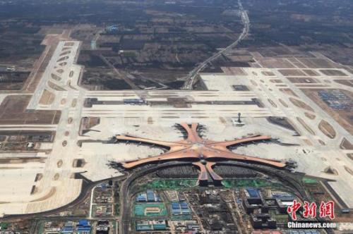 资料图为空中俯瞰北京大兴国际机场。 <a target='_blank' href='http://www.chinanews.com/'>中新社</a>记者 殷立勤 摄 点击进入下一页