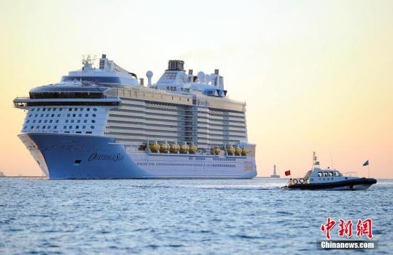 资料图:皇家加勒比“海洋赞礼号”邮轮。<a target='_blank' href='http://www.chinanews.com/'>中新社</a>记者 佟郁 摄 点击进入下一页