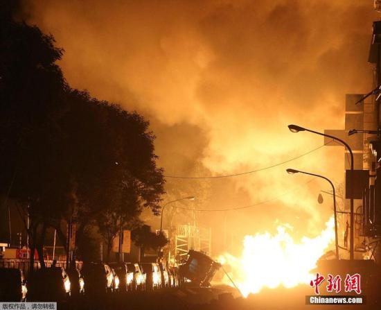 资料图:台湾高雄市前镇区2014年8月1日凌晨发生燃气爆炸。 点击进入下一页