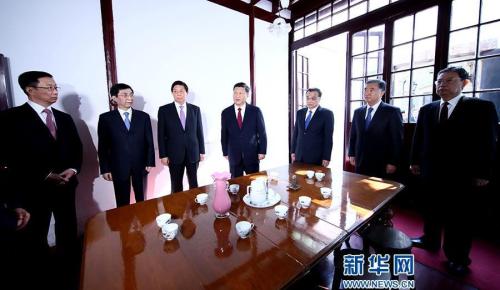 2017年10月31日,中共中央总书记、国家主席、中央军委主席习近平带领中共中央政治局常委李克强、栗战书、汪洋、王沪宁、赵乐际、韩正,瞻仰上海中共一大会址和浙江嘉兴南湖红船。这是31日上午,习近平等在上海瞻仰中共一大会议室原址。新华社记者 兰红光 摄 点击进入下一页