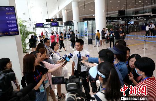码头业主单位向记者介绍新候船楼建设情况。　供图 摄