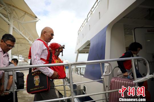 来自台中的旅客携妈祖分灵神像登船。　杨伏山 摄