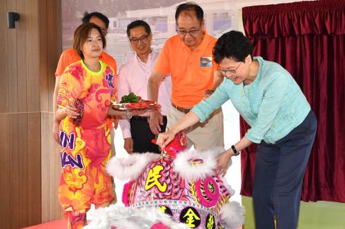 香港特首林郑月娥(右)出席“重建桥咀码头”项目启用典礼,并主持醒狮点睛仪式。图片来源:香港特区政府新闻网 点击进入下一页