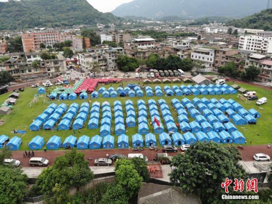 双河中学操场搭建起帐篷,用于灾区民众临时安置。张浪 摄 点击进入下一页
