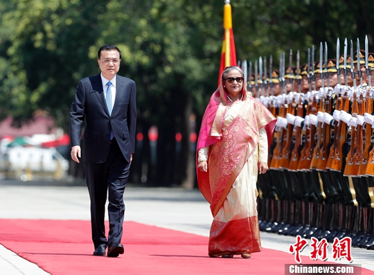 7月4日,中国国务院总理李克强在北京人民大会堂同来华进行正式访问的孟加拉国总理哈西娜举行会谈。会谈前,李克强在人民大会堂东门外广场为哈西娜举行欢迎仪式。<a target='_blank' href='http://www.chinanews.com/'>中新社</a>记者 刘震 摄 点击进入下一页