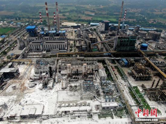 7月20日,俯瞰发生爆炸后的义马气化厂。<a target='_blank' href='http://www.chinanews.com/'>中新社</a>记者 王中举 摄 点击进入下一页