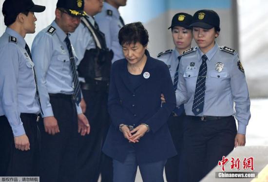 当地时间2017年5月25日,韩国首尔,韩国前总统朴槿惠被押送至首尔中央地方法院,接受第二次公审。 点击进入下一页