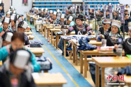 资料图:贵州榕江300余艺人同台竞技,传统技艺助力脱贫。 <a target='_blank' href='http://www.chinanews.com/'>中新社</a>记者 贺俊怡 摄 点击进入下一页