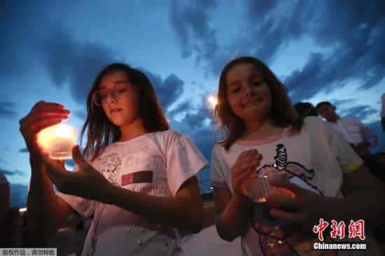 当地时间2019年8月3日,美墨边境,数百民众在墨西哥华雷斯和美国得州埃尔帕索一带的美墨边境,点燃蜡烛、用手机照明守夜,悼念埃尔帕索购物中心枪击案遇难者,呼吁美国政府严格控枪。 点击进入下一页