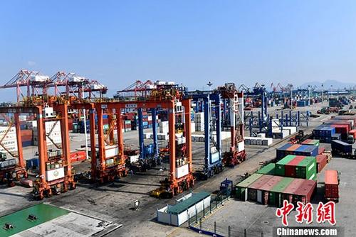 资料图:厦门港集装箱码头。 <a target='_blank' href='http://www.chinanews.com/'>中新社</a>记者 吕明 摄 点击进入下一页