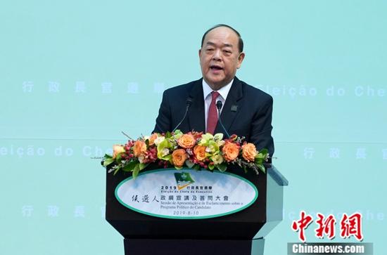 8月10日,澳门特别行政区第五任行政长官选举候选人政纲宣讲及答问大会在澳门国际会议中心举行。候选人贺一诚发表参选政纲,并回答选举管理委员会委员提问。<a target='_blank' href='http://www.chinanews.com/'>中新社</a>记者 张炜 摄 点击进入下一页