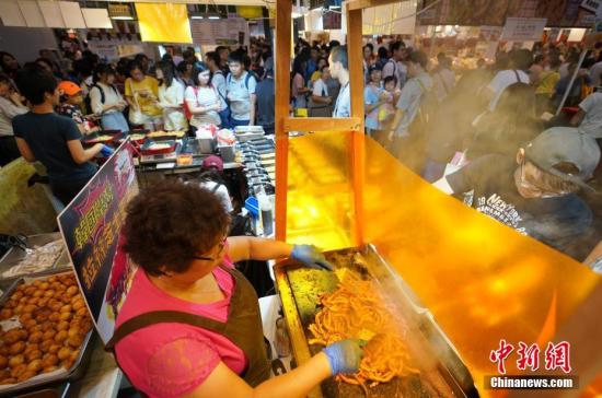 资料图：香港第30届美食博览各式小吃令人垂涎欲滴。<a target='_blank' href='http://www.chinanews.com/'>中新社</a>记者 张炜 摄
