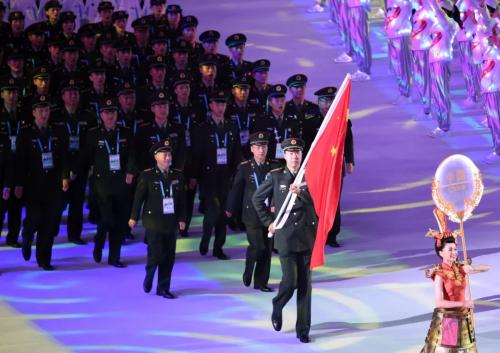 现八一男篮主教练王治郅担任旗手。<a target='_blank' href='http://www.chinanews.com/'>中新社</a>记者 侯宇 摄 点击进入下一页