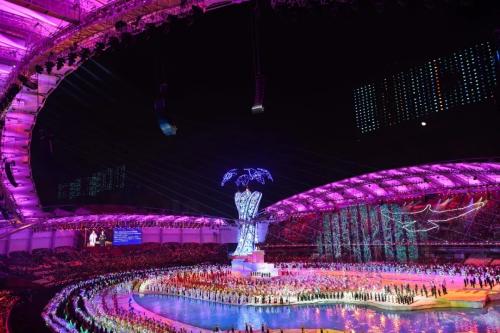 军运圣火熊熊燃烧。<a target='_blank' href='http://www.chinanews.com/'>中新社</a>记者 何蓬磊 摄 点击进入下一页