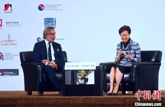10月31日,香港特区行政长官林郑月娥(右)出席商界联席午餐会并与商界人士交流,谈及香港近期经济状况及竞争力等议题。<a target='_blank' href='http://www.chinanews.com/'>中新社</a>记者 麦尚旻 摄 点击进入下一页