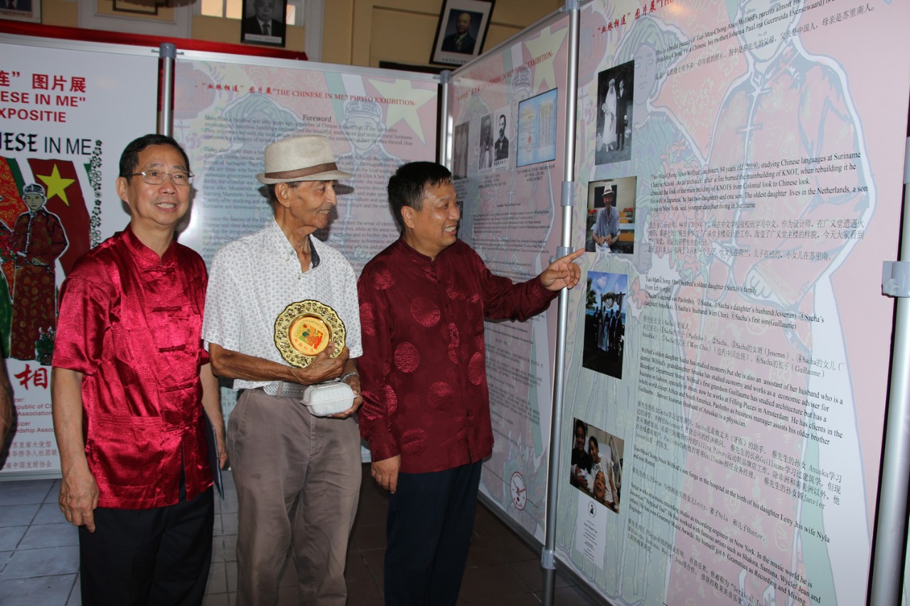 右起:刘全大使,一等奖获得者与李学雄会长一起参观图片展