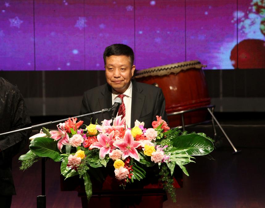 李学雄会长指出此次晚会的目的是为了弘扬和传承中华民族敬老爱幼的