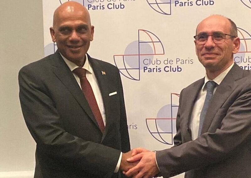 Minister-Achaibersing-en-William-Roos-co-chairman-Paris-Club-800x570.jpg