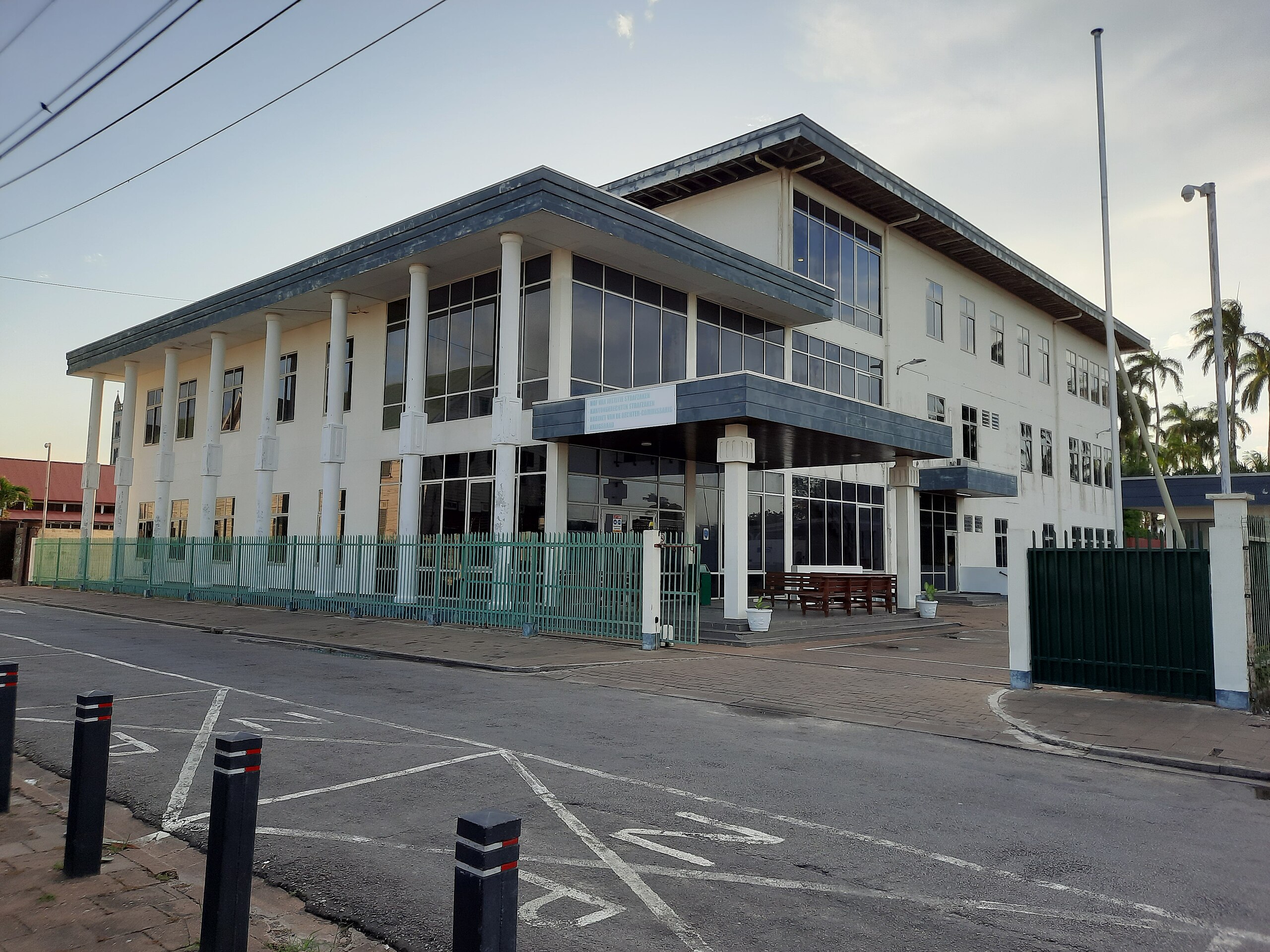 Gerechtsgebouw,_Mgr._Wulfinghstraat_5,_Paramaribo,_2.jpg